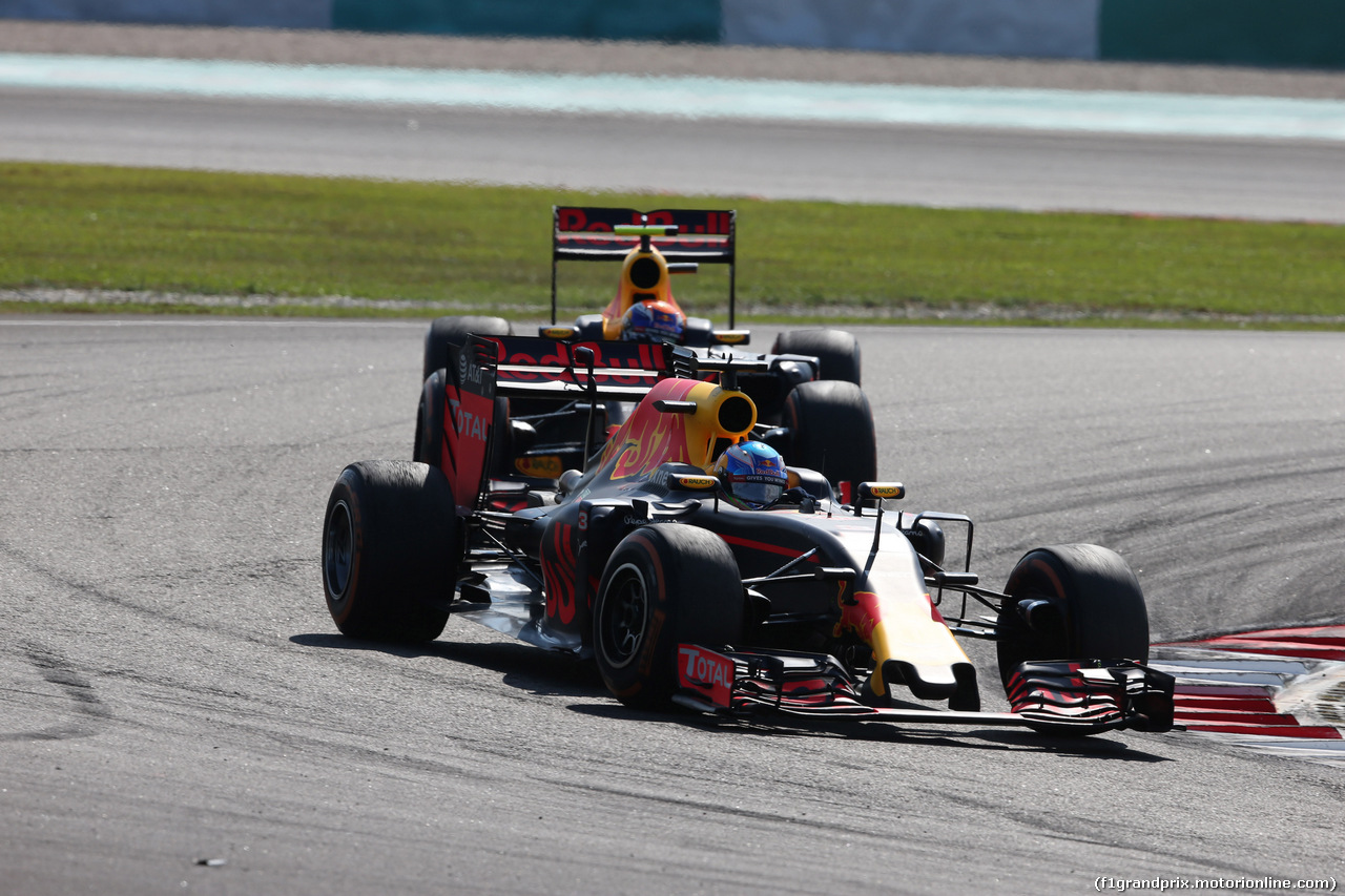 GP MALESIA, 02.10.2016 - Gara, Daniel Ricciardo (AUS) Red Bull Racing RB12 davanti a Max Verstappen (NED) Red Bull Racing RB12