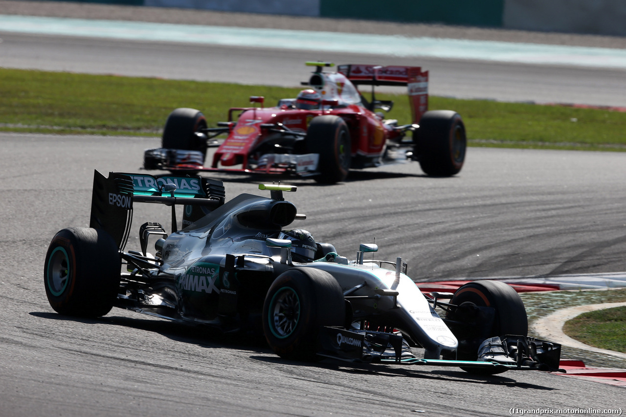 GP MALESIA, 02.10.2016 - Gara, Nico Rosberg (GER) Mercedes AMG F1 W07 Hybrid davanti a Kimi Raikkonen (FIN) Ferrari SF16-H