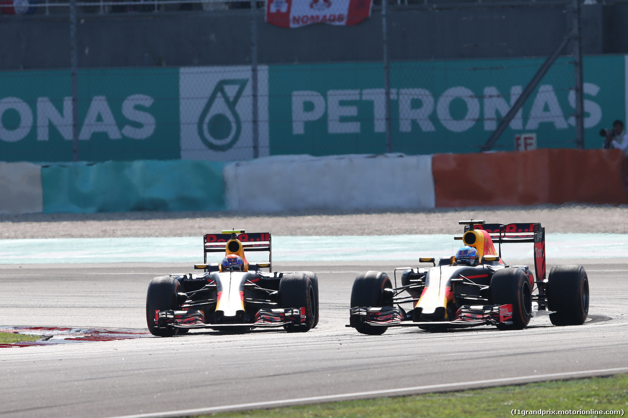 GP MALESIA, 02.10.2016 - Gara, Max Verstappen (NED) Red Bull Racing RB12 e Daniel Ricciardo (AUS) Red Bull Racing RB12