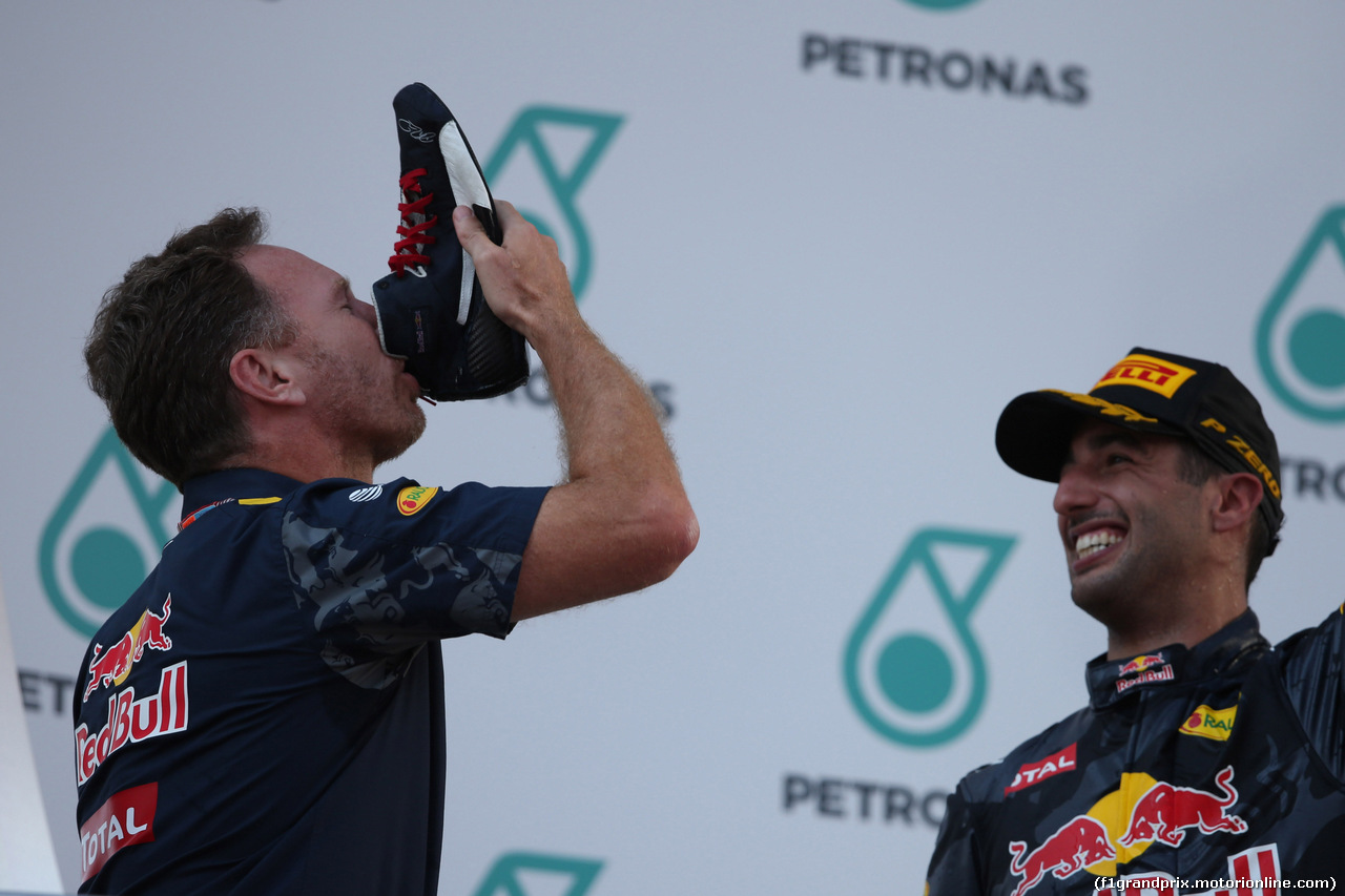 GP MALESIA, 02.10.2016 - Gara, Christian Horner (GBR), Red Bull Racing, Sporting Director drinks champagne with the shoe of Daniel Ricciardo (AUS) Red Bull Racing RB12