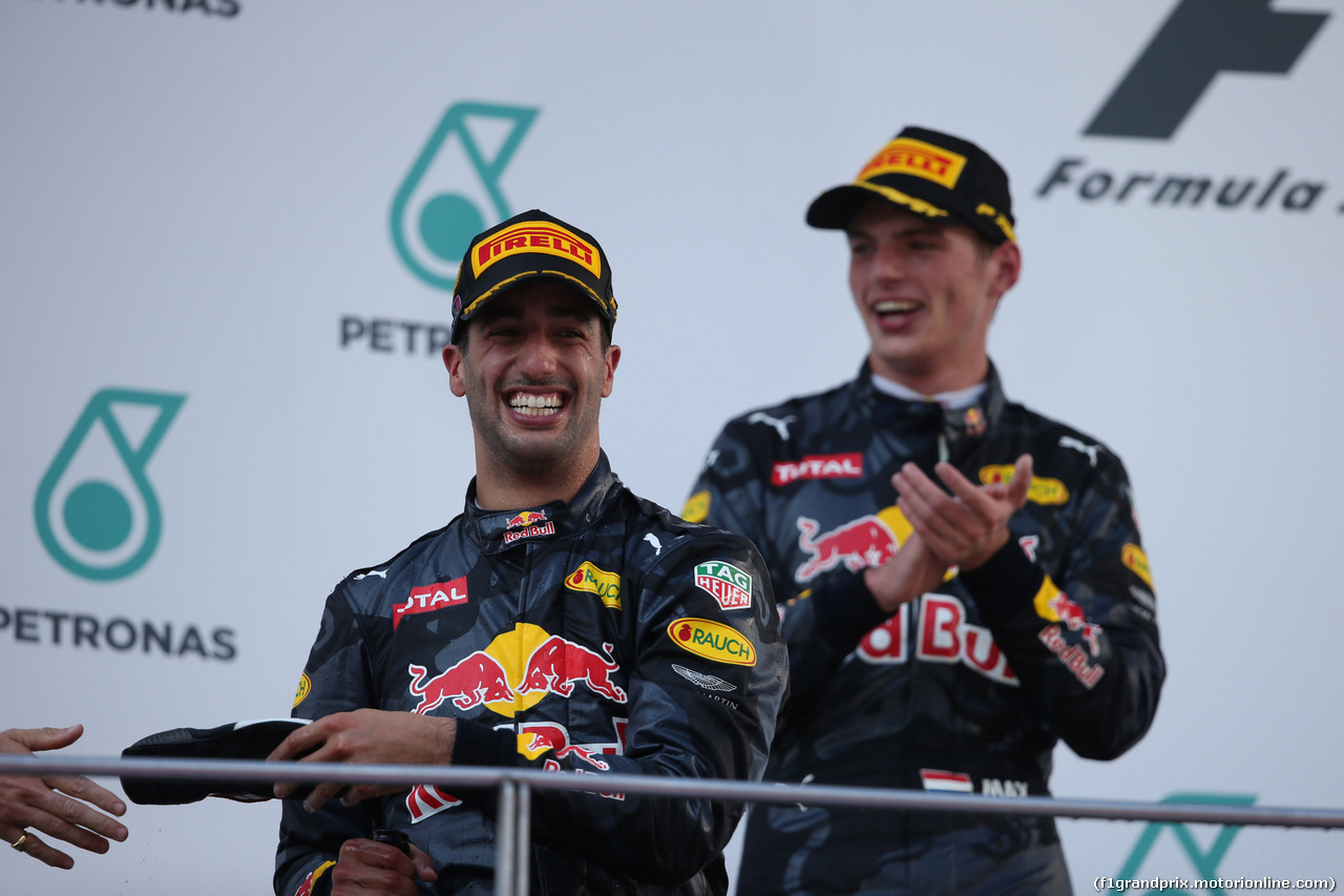 GP MALESIA, 02.10.2016 - Gara, Daniel Ricciardo (AUS) Red Bull Racing RB12 vincitore e secondo Max Verstappen (NED) Red Bull Racing RB12