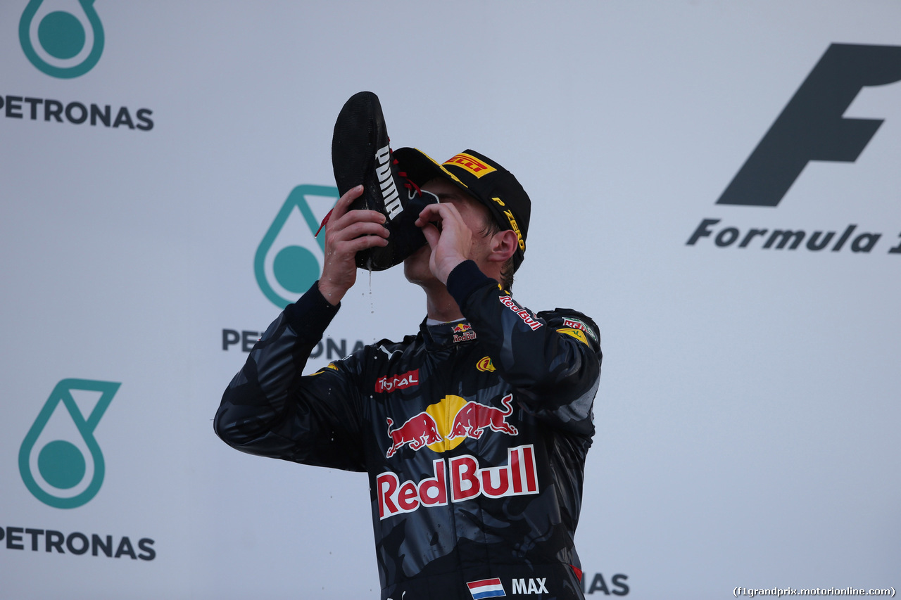 GP MALESIA, 02.10.2016 - Gara, secondo Max Verstappen (NED) Red Bull Racing RB12 drinks champagne with the shoe with Daniel Ricciardo (AUS) Red Bull Racing RB12