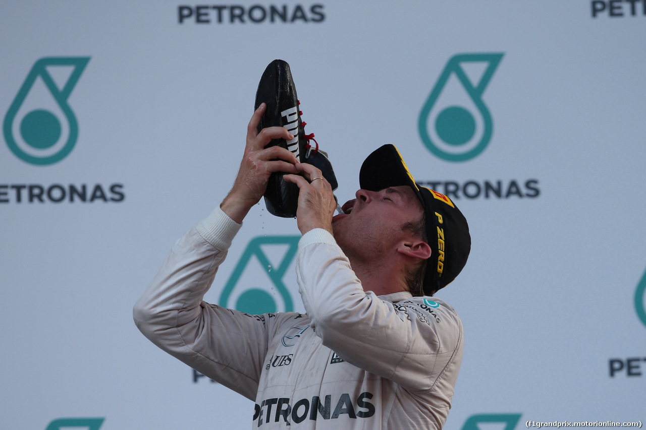 GP MALESIA, 02.10.2016 - Gara, terzo Nico Rosberg (GER) Mercedes AMG F1 W07 Hybrid drinks champagne with the shoe of Daniel Ricciardo (AUS) Red Bull Racing RB12