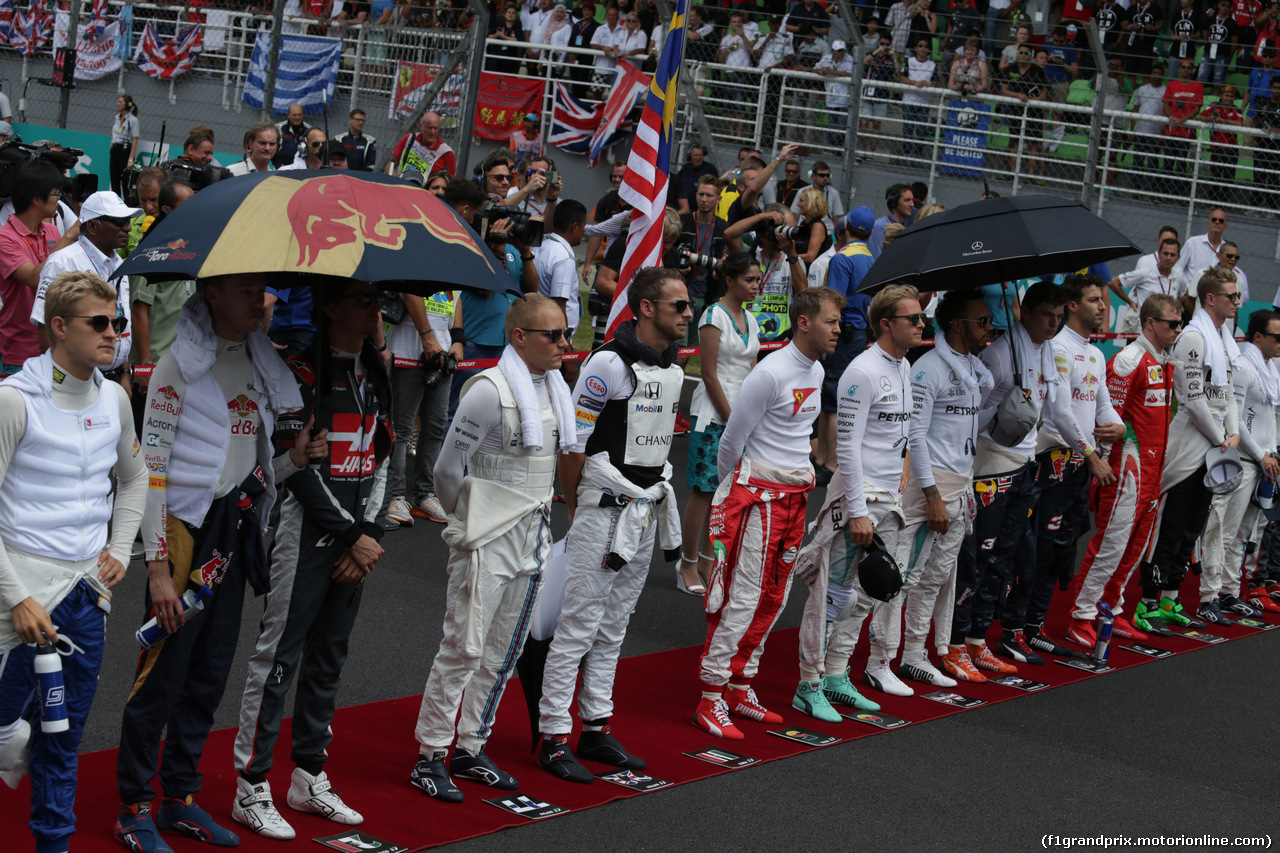 GP MALESIA, 02.10.2016 - Gara, The drives observe the national anthem