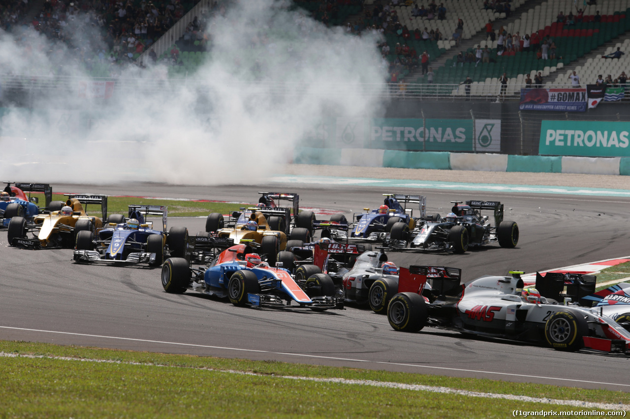 GP MALESIA, 02.10.2016 - Gara, Start of the race, Esteban Ocon (FRA) Manor Racing MRT05 e Romain Grosjean (FRA) Haas F1 Team VF-16