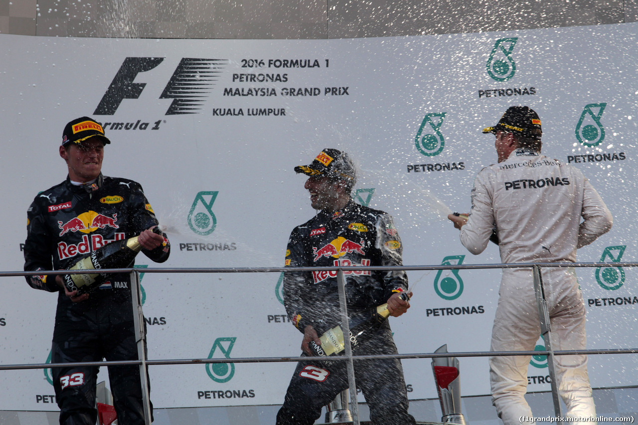 GP MALESIA, 02.10.2016 - Gara, secondo Max Verstappen (NED) Red Bull Racing RB12, Daniel Ricciardo (AUS) Red Bull Racing RB12 vincitore e terzo Nico Rosberg (GER) Mercedes AMG F1 W07 Hybrid