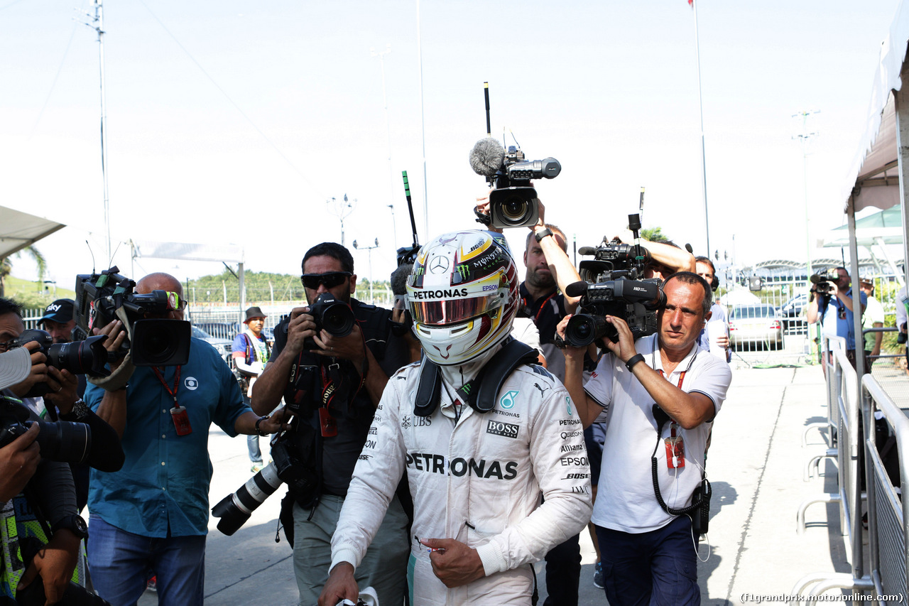 GP MALESIA, 02.10.2016 - Gara, Lewis Hamilton (GBR) Mercedes AMG F1 W07 Hybrid retires from the race