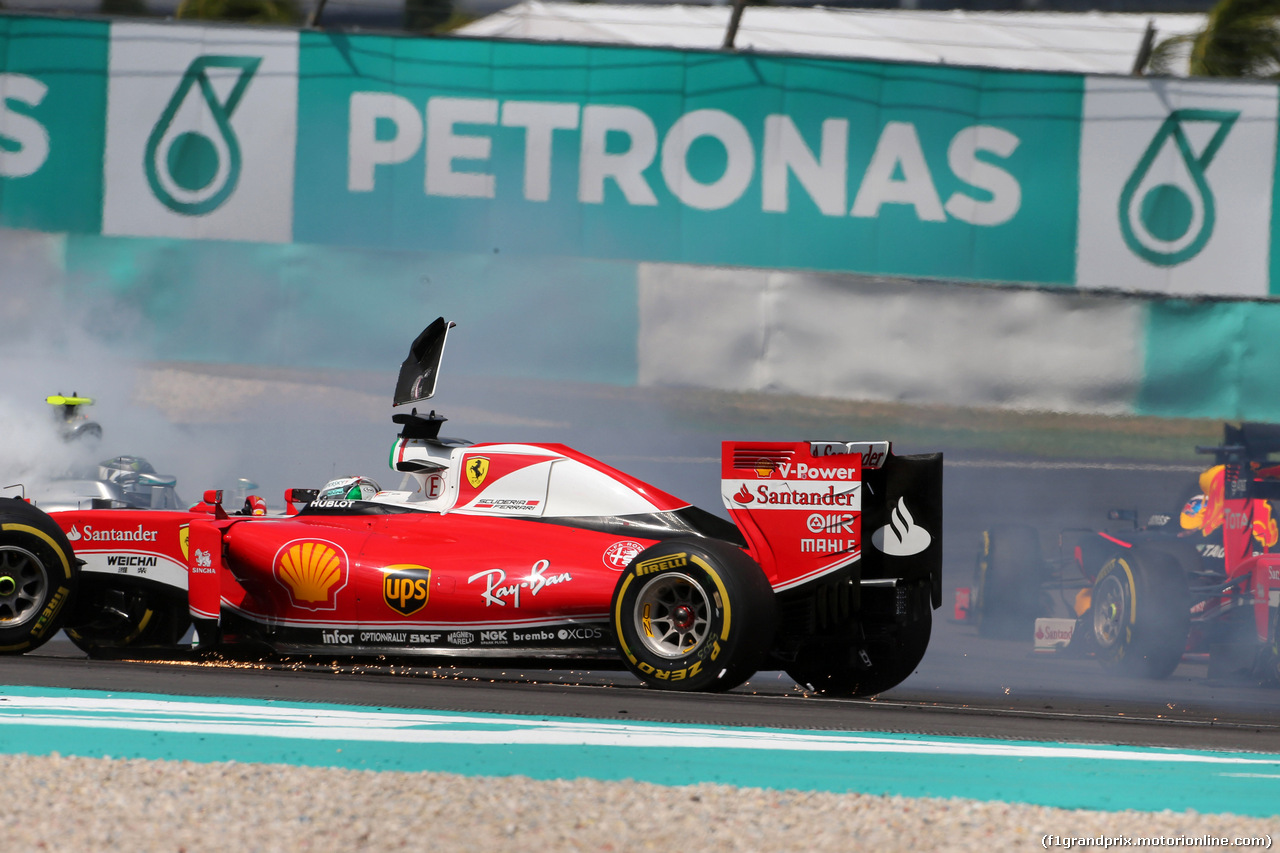 GP MALESIA, 02.10.2016 - Gara, Crash, Sebastian Vettel (GER) Ferrari SF16-H e Nico Rosberg (GER) Mercedes AMG F1 W07 Hybrid