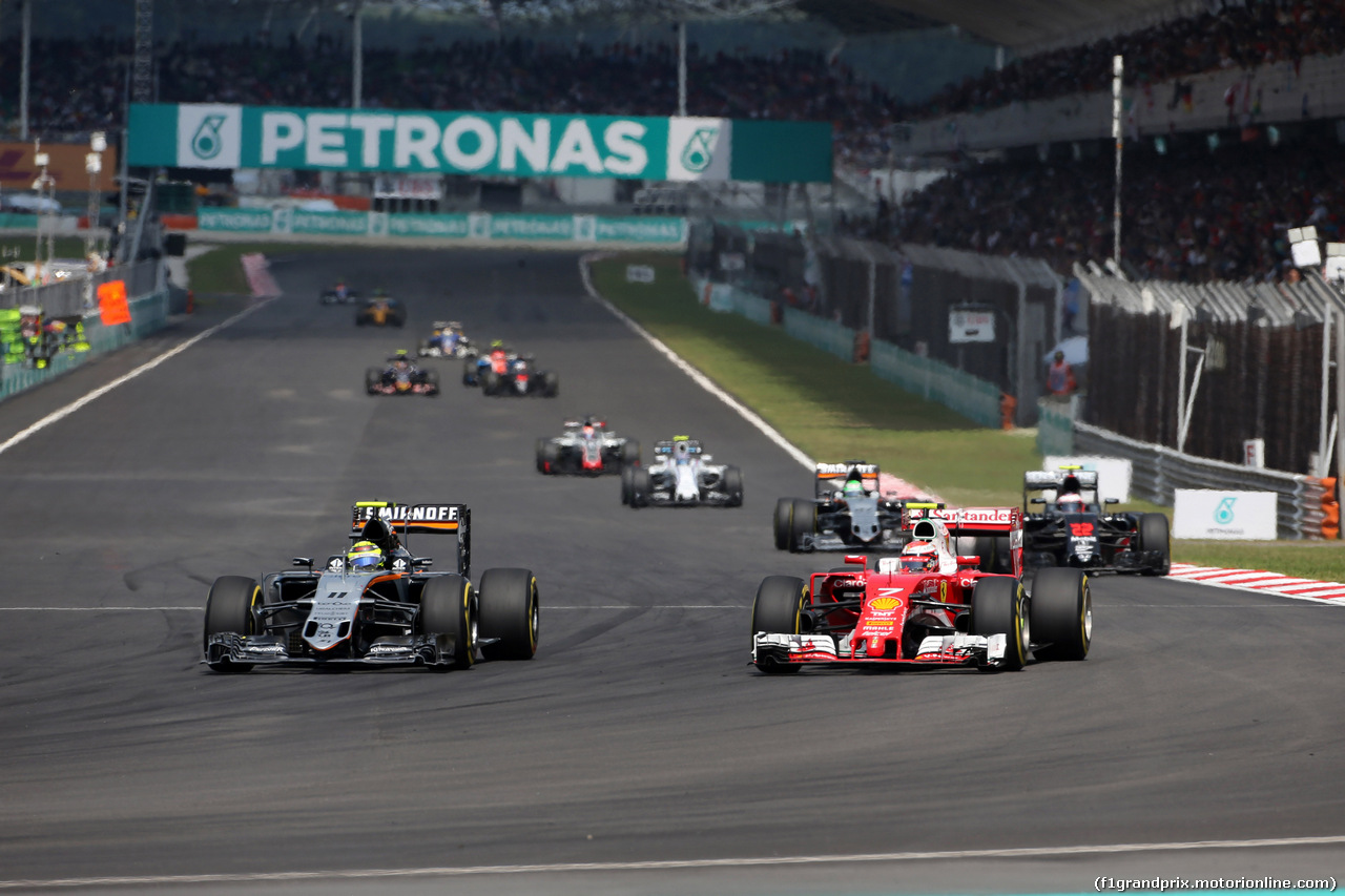 GP MALESIA, 02.10.2016 - Gara, Sergio Perez (MEX) Sahara Force India F1 VJM09 e Kimi Raikkonen (FIN) Ferrari SF16-H