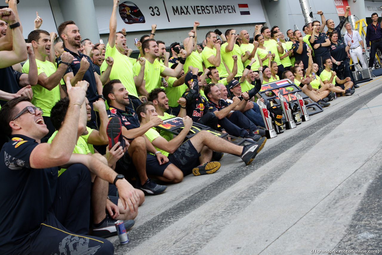 GP MALESIA, 02.10.2016 - Gara, Festeggiamenti, Daniel Ricciardo (AUS) Red Bull Racing RB12 vincitore e secondo Max Verstappen (NED) Red Bull Racing RB12