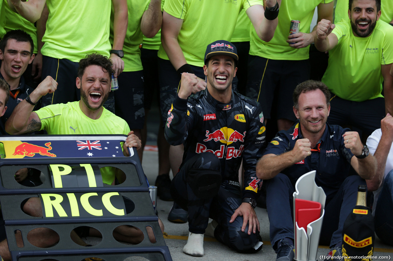 GP MALESIA, 02.10.2016 - Gara, Festeggiamenti, Daniel Ricciardo (AUS) Red Bull Racing RB12 vincitore e secondo Max Verstappen (NED) Red Bull Racing RB12
