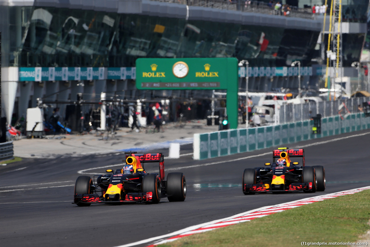 GP MALESIA, 02.10.2016 - Gara, Daniel Ricciardo (AUS) Red Bull Racing RB12 e Max Verstappen (NED) Red Bull Racing RB12