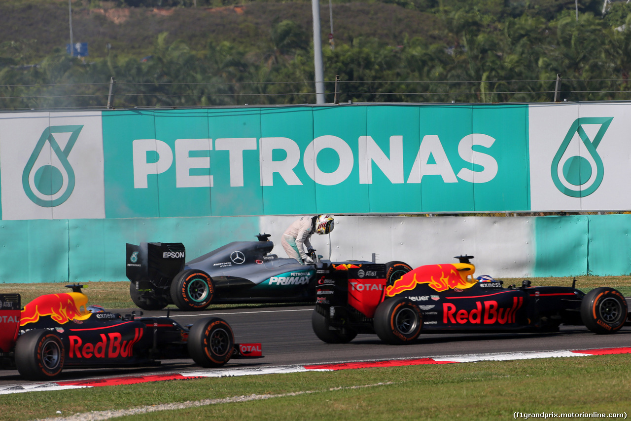 GP MALESIA, 02.10.2016 - Gara, Lewis Hamilton (GBR) Mercedes AMG F1 W07 Hybrid retires from the race e Daniel Ricciardo (AUS) Red Bull Racing RB12 e Max Verstappen (NED) Red Bull Racing RB12  pass.