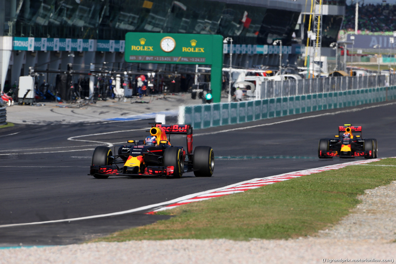 GP MALESIA, 02.10.2016 - Gara, Daniel Ricciardo (AUS) Red Bull Racing RB12 davanti a Max Verstappen (NED) Red Bull Racing RB12