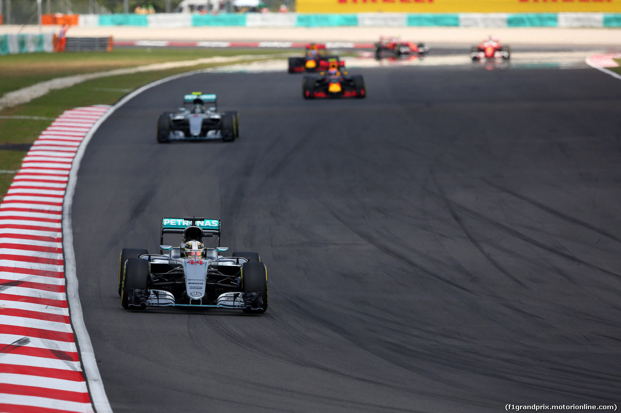 GP MALESIA, 02.10.2016 - Gara, Lewis Hamilton (GBR) Mercedes AMG F1 W07 Hybrid e Nico Rosberg (GER) Mercedes AMG F1 W07 Hybrid