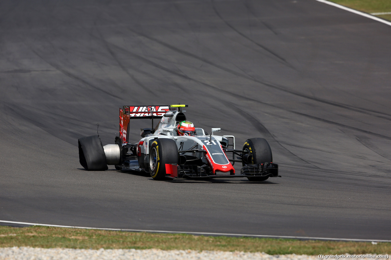 GP MALESIA, 02.10.2016 - Gara, Esteban Gutierrez (MEX) Haas F1 Team VF-16 with a puncture