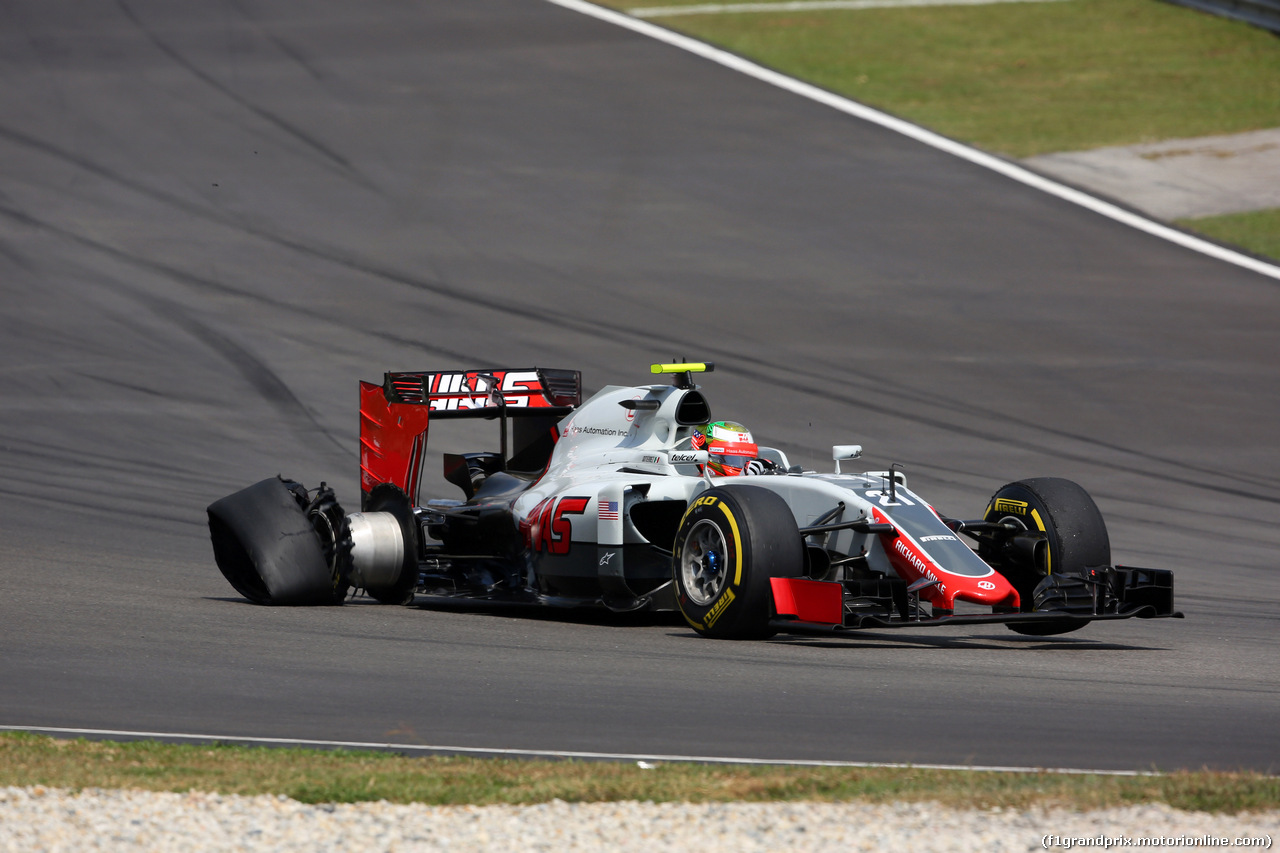 GP MALESIA, 02.10.2016 - Gara, Esteban Gutierrez (MEX) Haas F1 Team VF-16 with a puncture