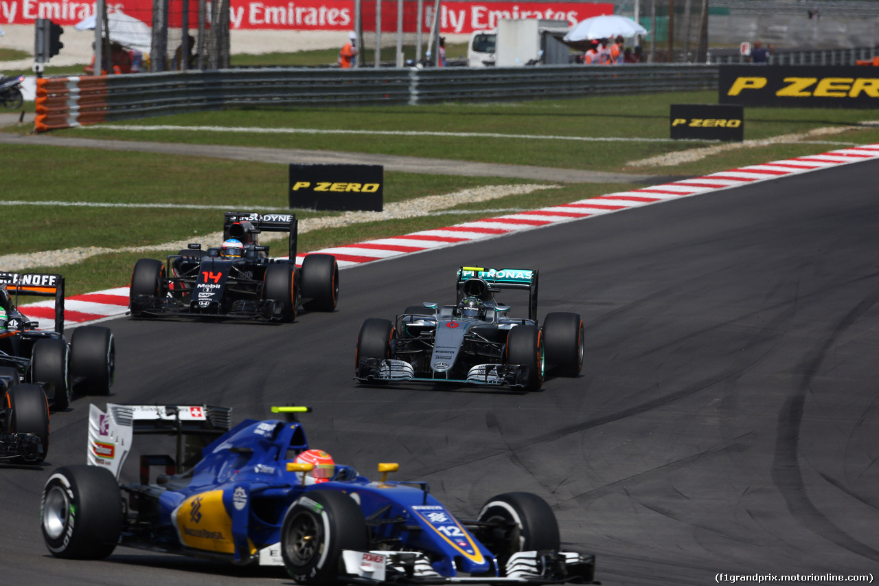 GP MALESIA, 02.10.2016 - Gara, Nico Rosberg (GER) Mercedes AMG F1 W07 Hybrid e Fernando Alonso (ESP) McLaren Honda MP4-31