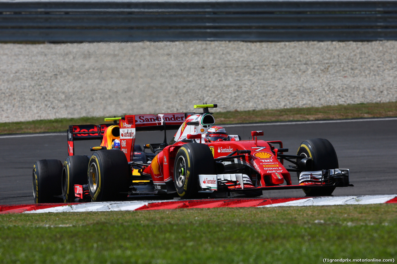 GP MALESIA, 02.10.2016 - Gara, Kimi Raikkonen (FIN) Ferrari SF16-H davanti a Max Verstappen (NED) Red Bull Racing RB12