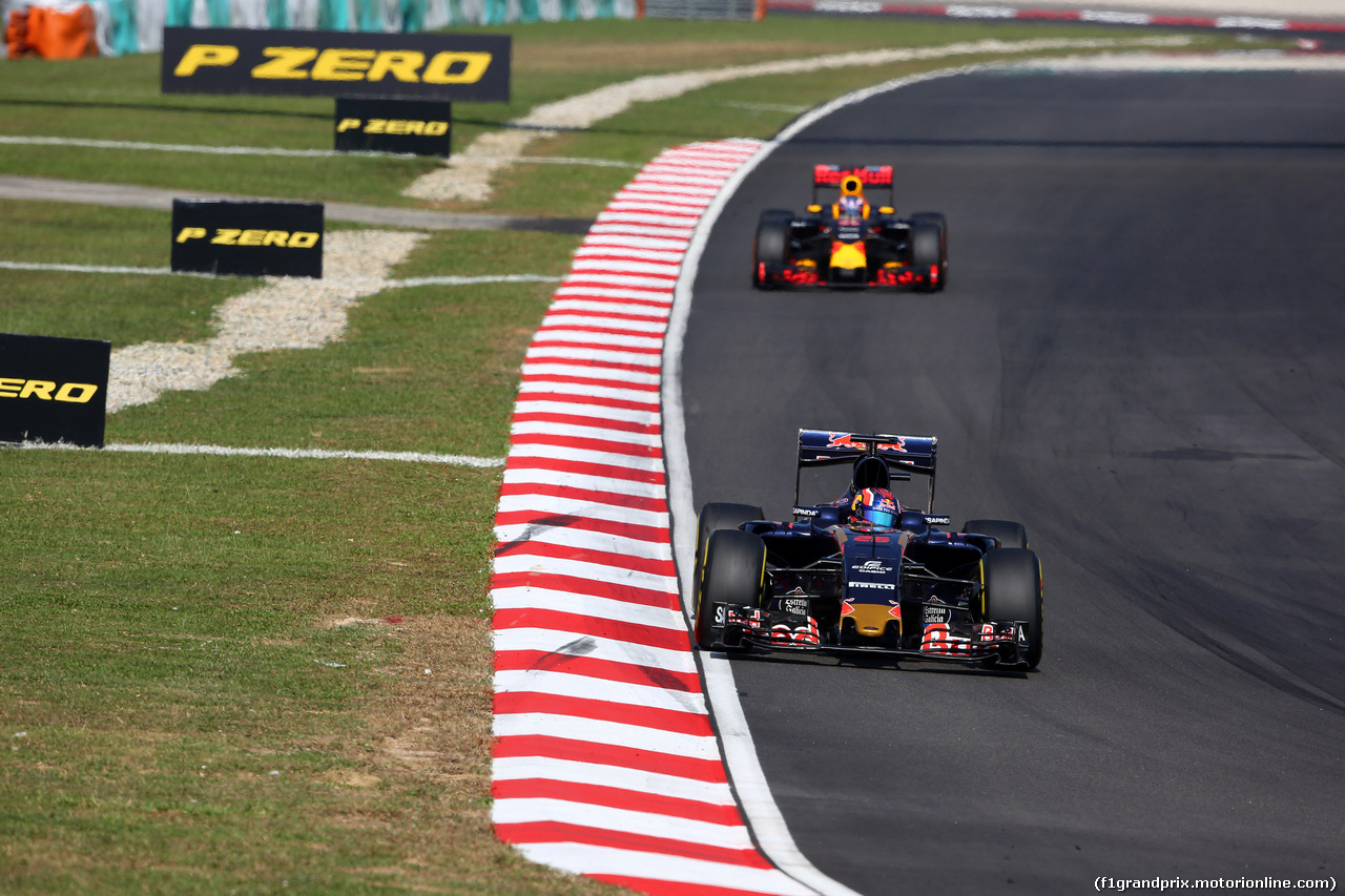 GP MALESIA, 02.10.2016 - Gara, Daniil Kvyat (RUS) Scuderia Toro Rosso STR11 davanti a Daniel Ricciardo (AUS) Red Bull Racing RB12