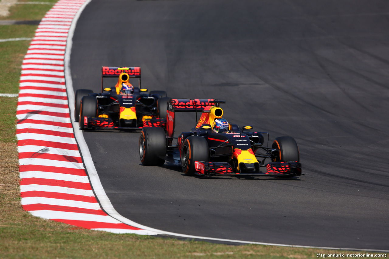 GP MALESIA, 02.10.2016 - Gara, Daniel Ricciardo (AUS) Red Bull Racing RB12 davanti a Max Verstappen (NED) Red Bull Racing RB12