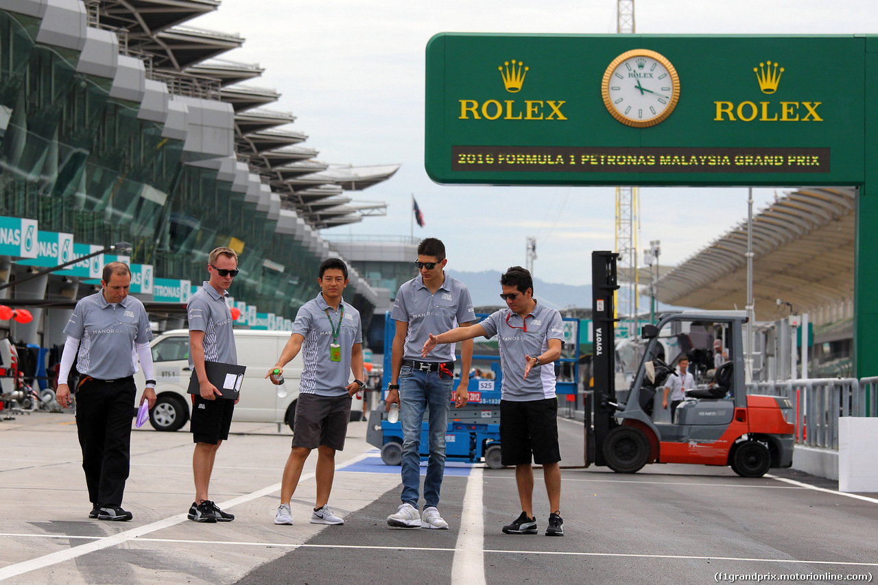 GP MALESIA, 29.09.2016 - Rio Haryanto (IDN) Manor Racing e Esteban Ocon (FRA) Manor Racing MRT05
