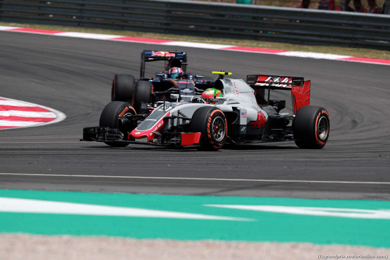 GP MALESIA, 30.09.2016 - Prove Libere 2, Esteban Gutierrez (MEX) Haas F1 Team VF-16 davanti a Daniil Kvyat (RUS) Scuderia Toro Rosso STR11