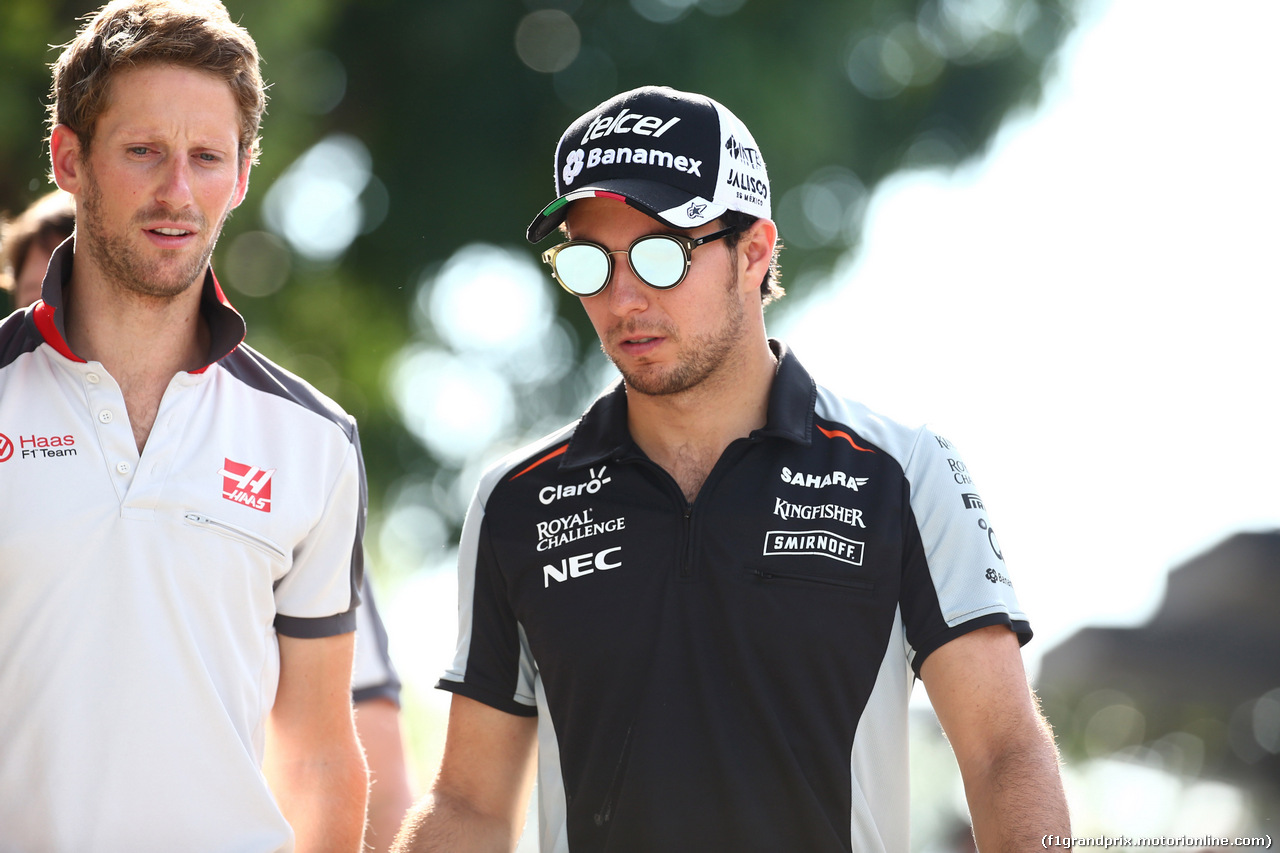 GP MALESIA, 30.09.2016 - Romain Grosjean (FRA) Haas F1 Team VF-16 e Sergio Perez (MEX) Sahara Force India F1 VJM09