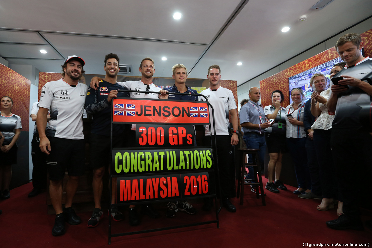 GP MALESIA, 30.09.2016 - Jenson Button (GBR)  McLaren Honda MP4-31 celebrates his 300th GP with Fernando Alonso (ESP) McLaren Honda MP4-31, Daniel Ricciardo (AUS) Red Bull Racing RB12, Marcus Ericsson (SUE) Sauber C34 e Stoffel Vandoorne (BEL) McLaren Test e Reserve Driver