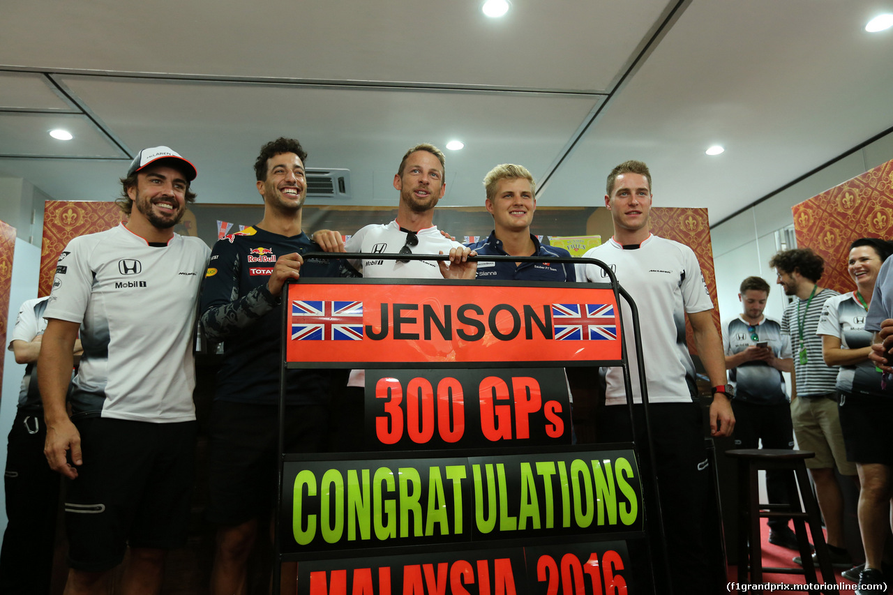 GP MALESIA, 30.09.2016 - Jenson Button (GBR)  McLaren Honda MP4-31 celebrates his 300th GP with fFernando Alonso (ESP) McLaren Honda MP4-31, Daniel Ricciardo (AUS) Red Bull Racing RB12, Marcus Ericsson (SUE) Sauber C34 e Stoffel Vandoorne (BEL) McLaren Test e Reserve Driver