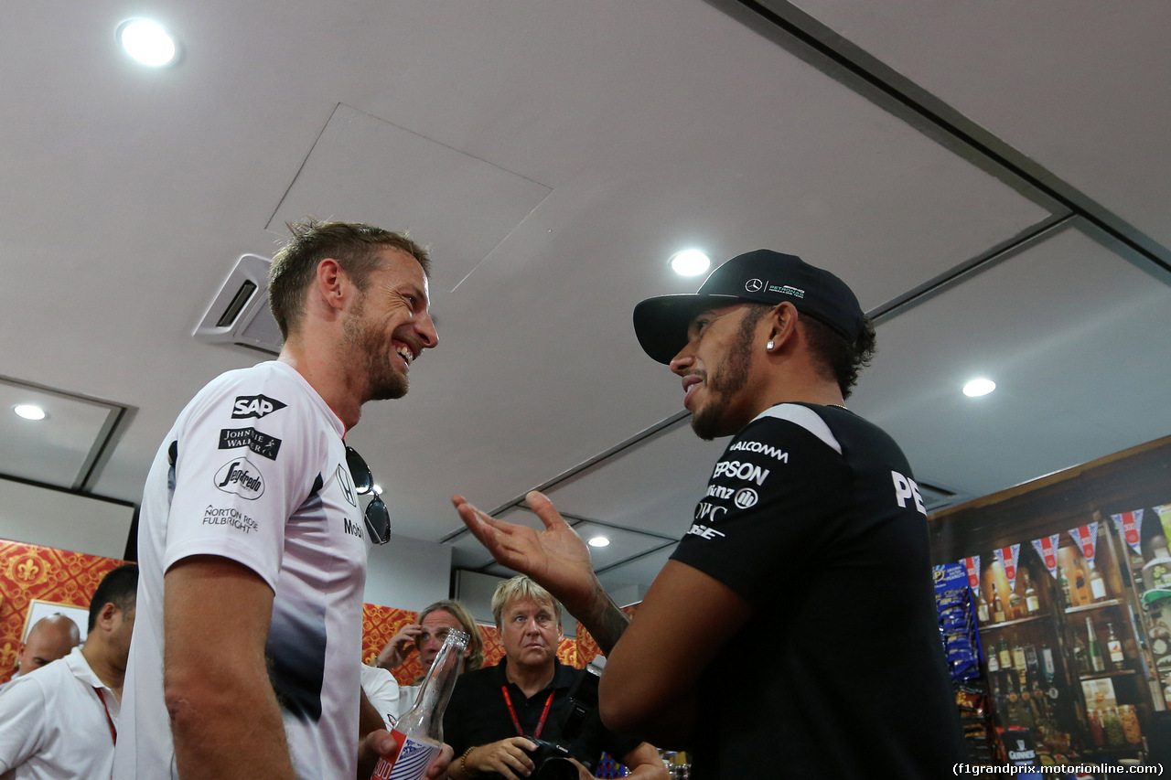GP MALESIA, 30.09.2016 - Jenson Button (GBR)  McLaren Honda MP4-31 celebrates his 300th GP with Lewis Hamilton (GBR) Mercedes AMG F1 W07 Hybrid
