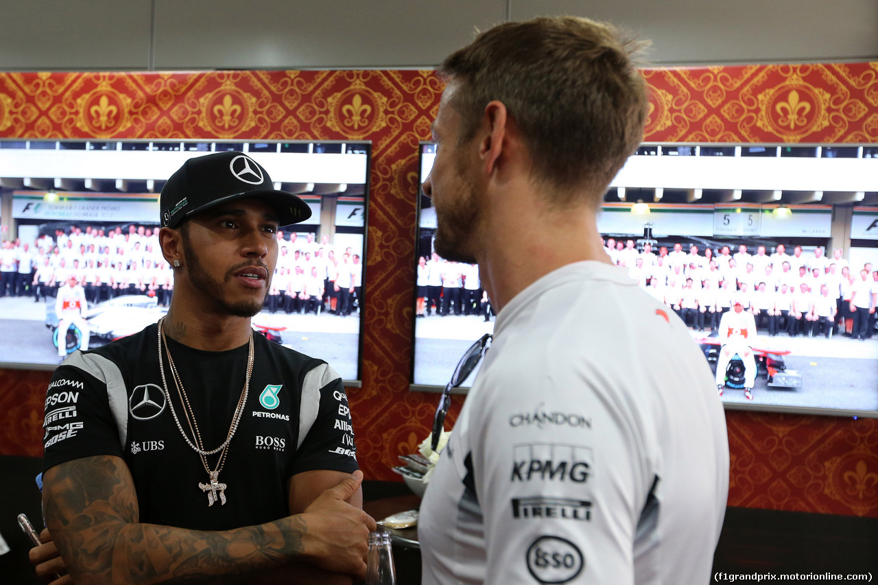 GP MALESIA, 30.09.2016 - Jenson Button (GBR)  McLaren Honda MP4-31 celebrates his 300th GP with Lewis Hamilton (GBR) Mercedes AMG F1 W07 Hybrid