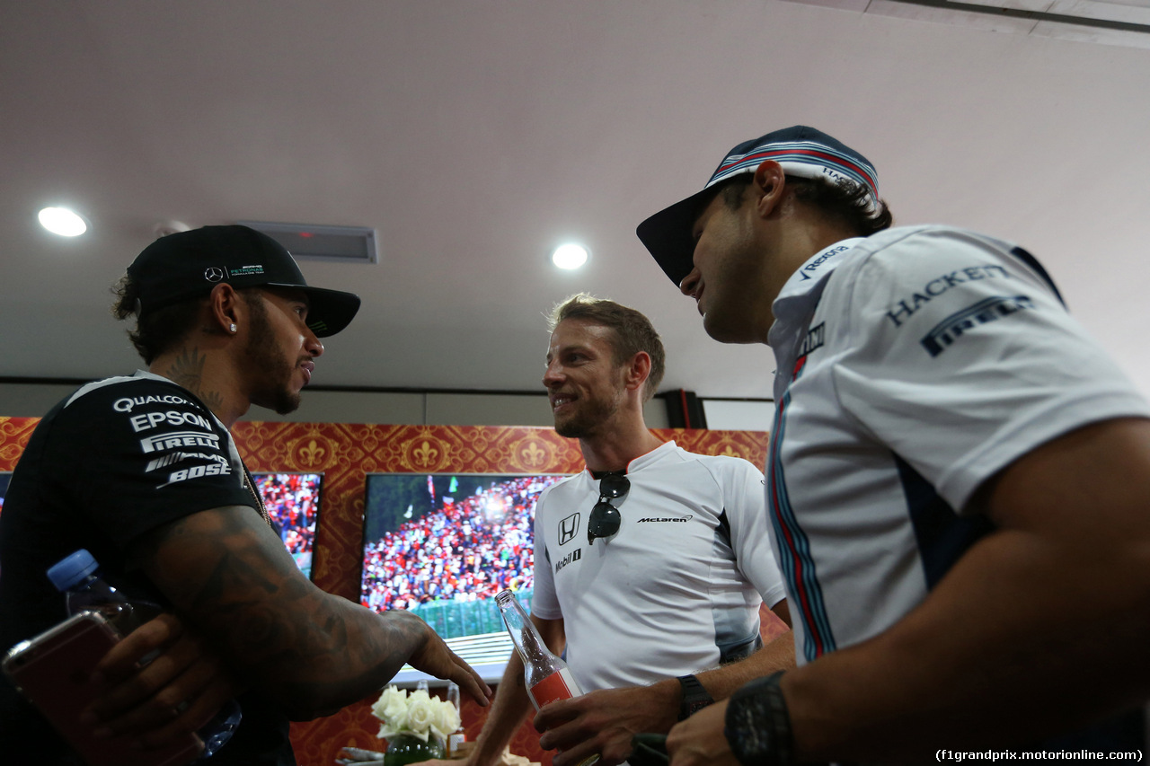 GP MALESIA, 30.09.2016 - Jenson Button (GBR)  McLaren Honda MP4-31 celebrates his 300th GP with Lewis Hamilton (GBR) Mercedes AMG F1 W07 Hybrid e Felipe Massa (BRA) Williams FW38