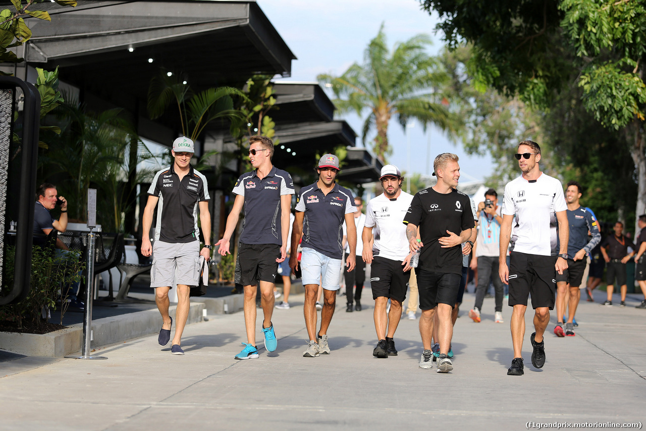 GP MALESIA, 30.09.2016 - Nico Hulkenberg (GER) Sahara Force India F1 VJM09, Daniil Kvyat (RUS) Scuderia Toro Rosso STR11, Carlos Sainz Jr (ESP) Scuderia Toro Rosso STR11, Fernando Alonso (ESP) McLaren Honda MP4-31, Marcus Ericsson (SUE) Sauber C34 e Jenson Button (GBR)  McLaren Honda MP4-31