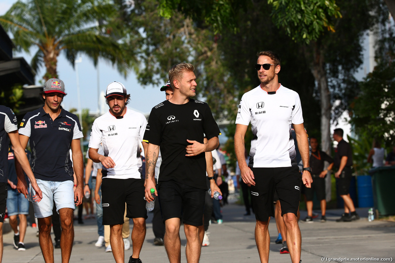 GP MALESIA, 30.09.2016 - Marcus Ericsson (SUE) Sauber C34 e Jenson Button (GBR)  McLaren Honda MP4-31