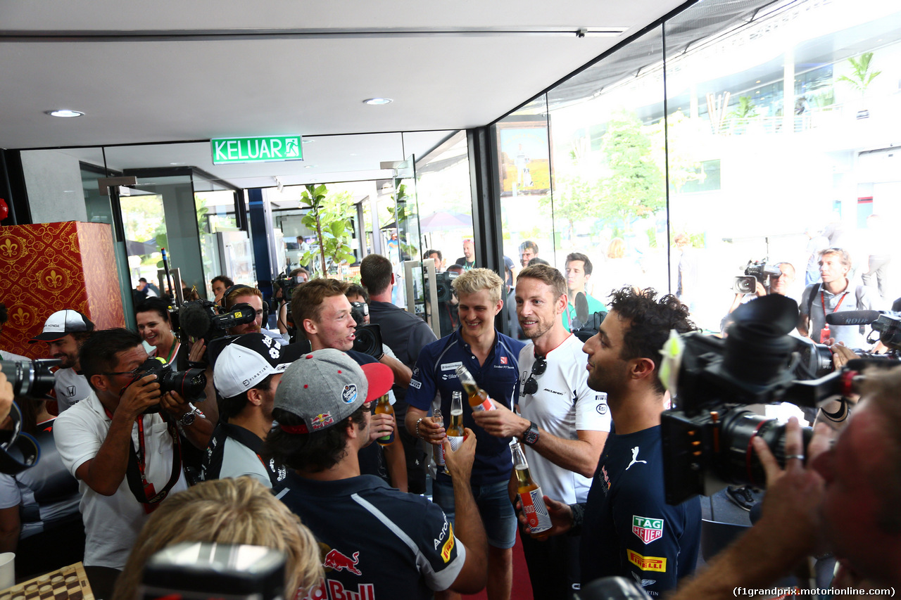 GP MALESIA, 30.09.2016 - Jenson Button (GBR)  McLaren Honda MP4-31 celebrates his 300th GP