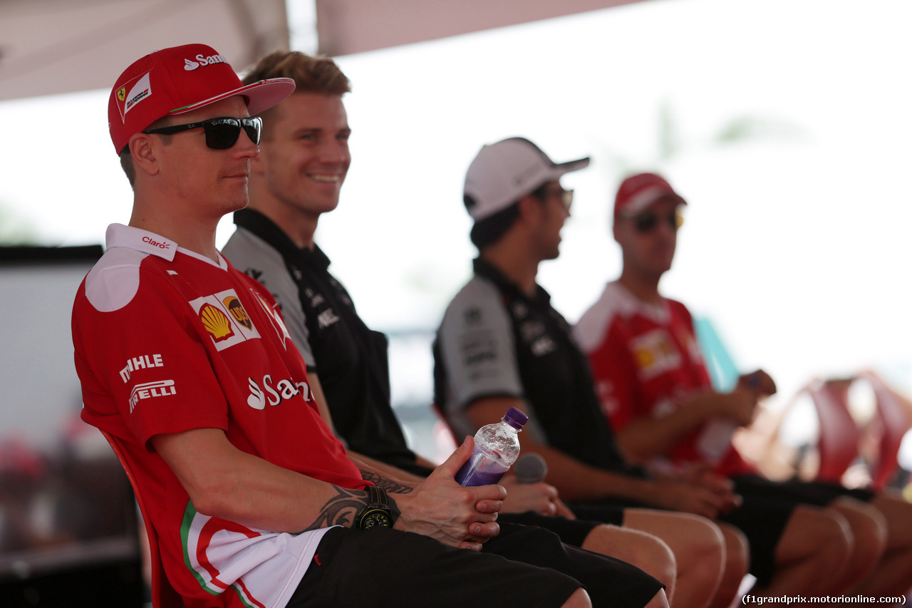 GP MALESIA, 01.10.2016 - Kimi Raikkonen (FIN) Ferrari SF16-H e Nico Hulkenberg (GER) Sahara Force India F1 VJM09