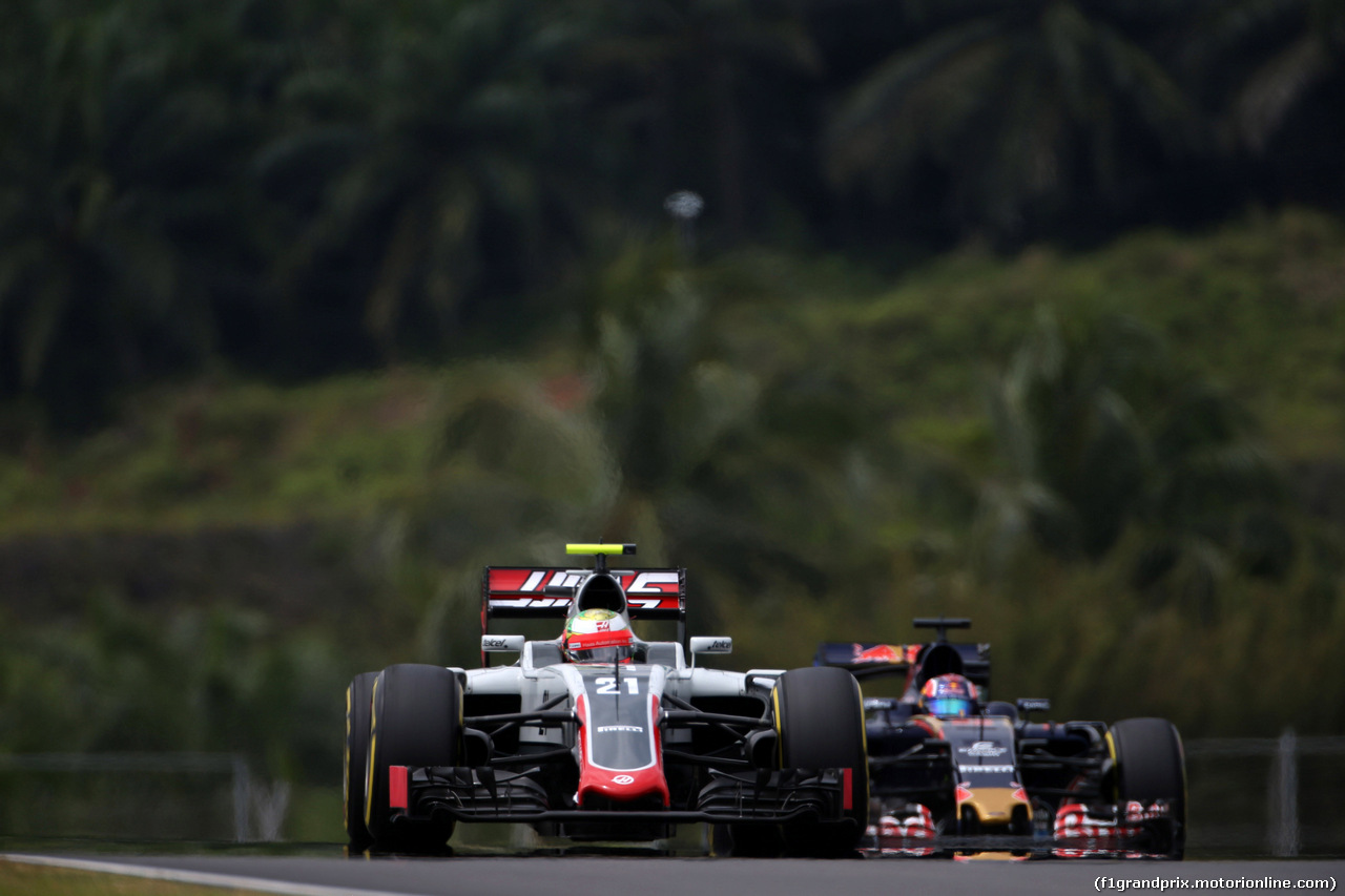 GP MALESIA, 01.10.2016 - Prove Libere 3, Esteban Gutierrez (MEX) Haas F1 Team VF-16 e Daniil Kvyat (RUS) Scuderia Toro Rosso STR11