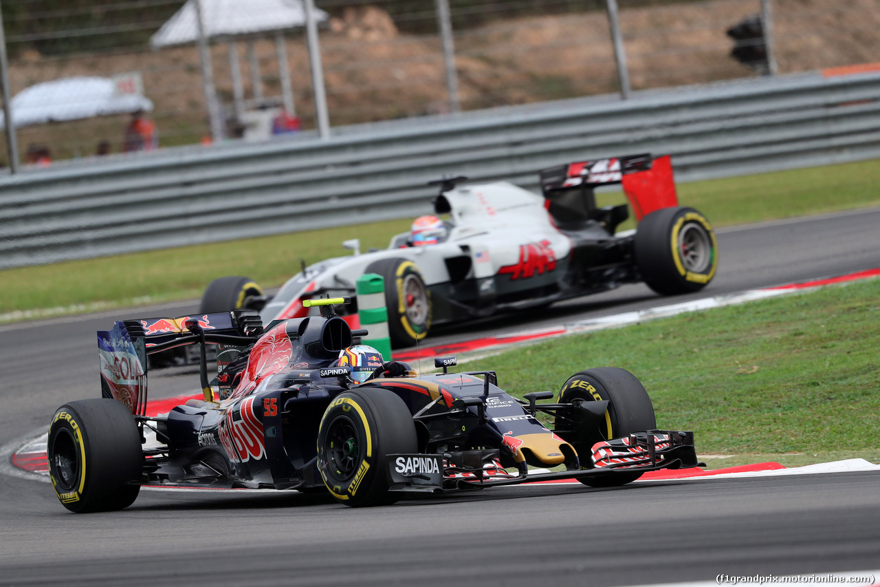 GP MALESIA, 01.10.2016 - Qualifiche, Carlos Sainz Jr (ESP) Scuderia Toro Rosso STR11 e Romain Grosjean (FRA) Haas F1 Team VF-16