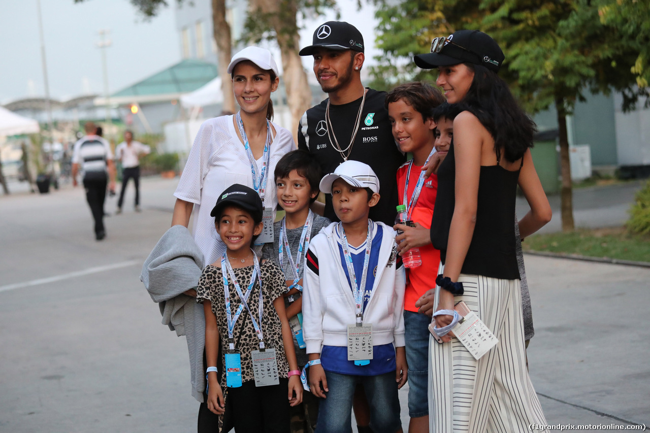 GP MALESIA, 01.10.2016 - Lewis Hamilton (GBR) Mercedes AMG F1 W07 Hybrid with fans