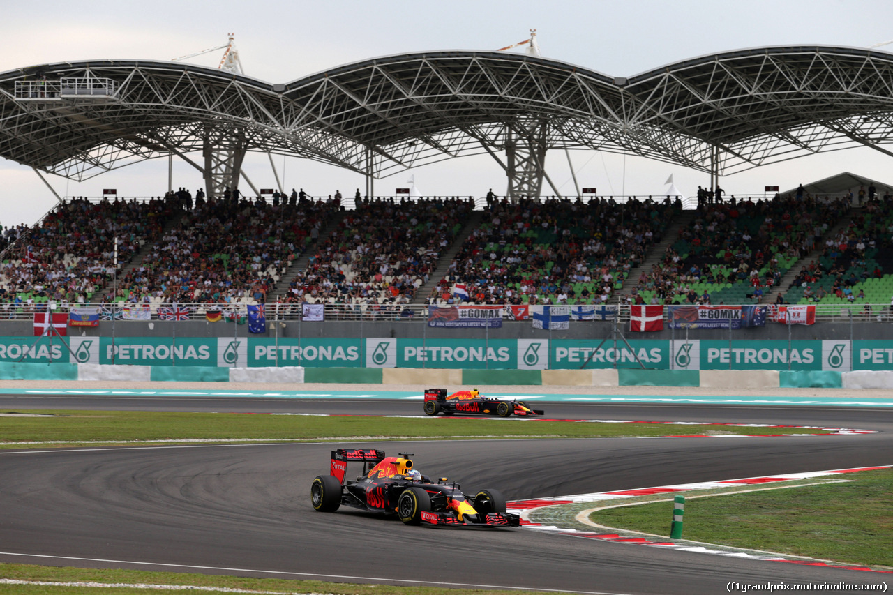 GP MALESIA, 01.10.2016 - Qualifiche, Daniel Ricciardo (AUS) Red Bull Racing RB12 e Max Verstappen (NED) Red Bull Racing RB12