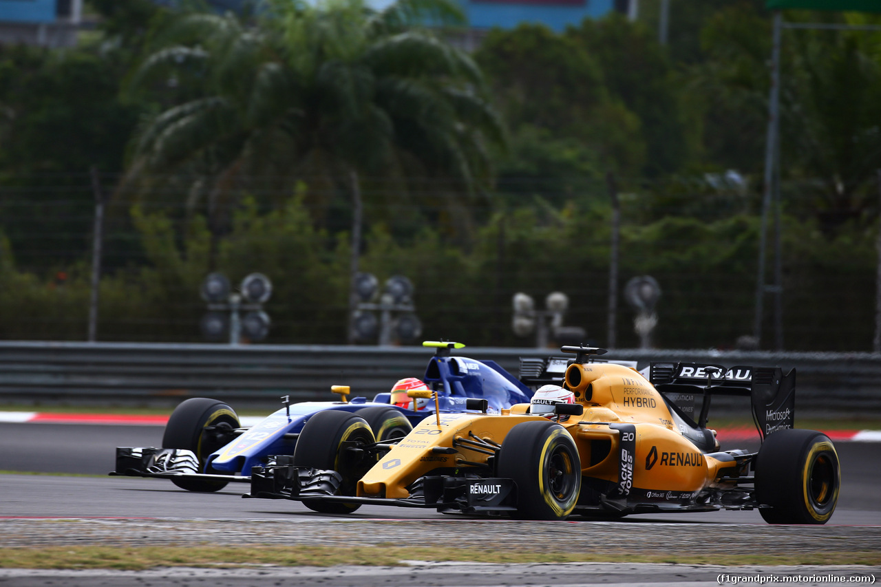 GP MALESIA, 01.10.2016 - Qualifiche, Felipe Nasr (BRA) Sauber C34 e Kevin Magnussen (DEN) Renault Sport F1 Team RS16