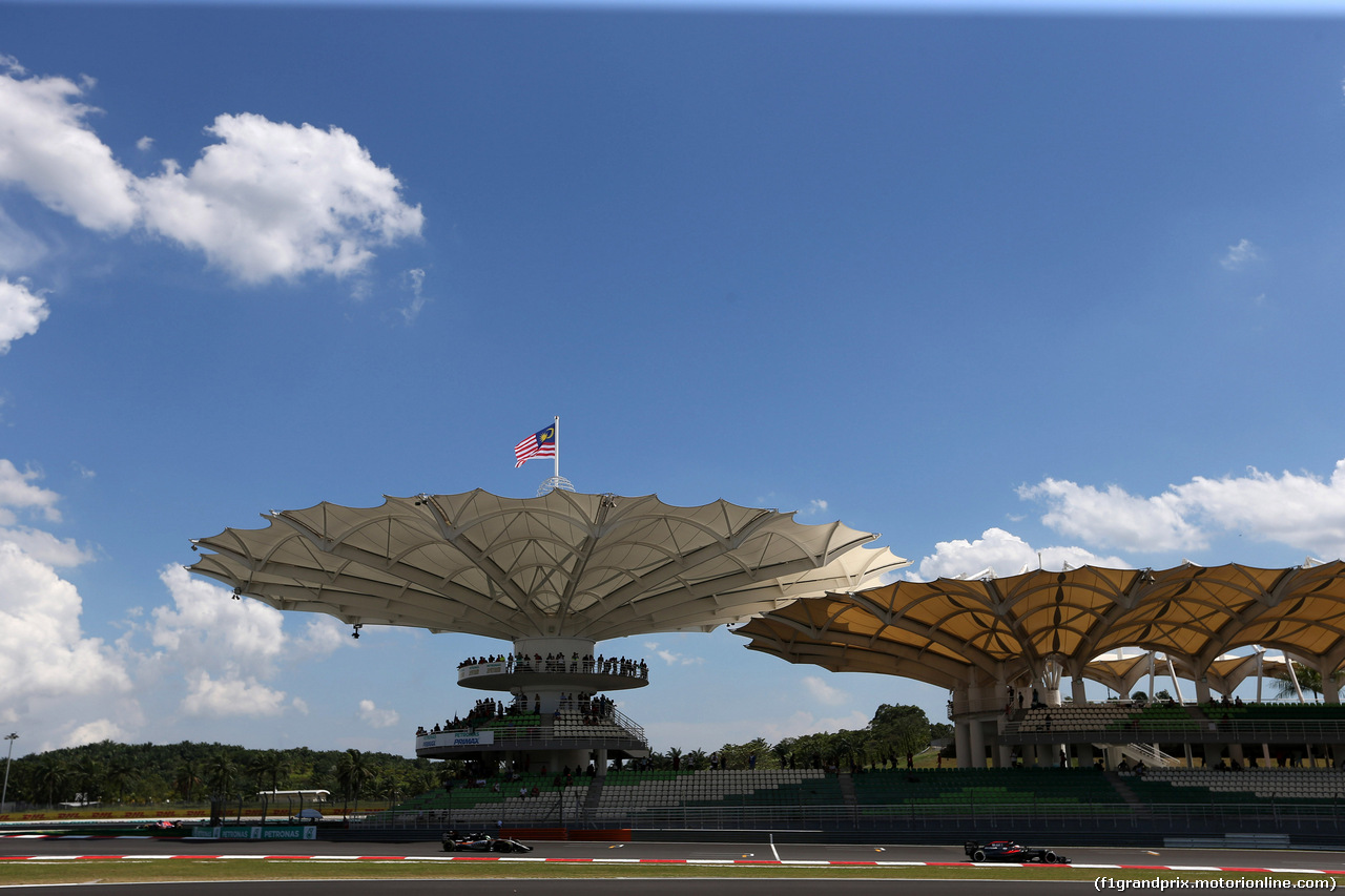 GP MALESIA, 30.09.2016 - Prove Libere 2, Nico Hulkenberg (GER) Sahara Force India F1 VJM09 e Fernando Alonso (ESP) McLaren Honda MP4-31