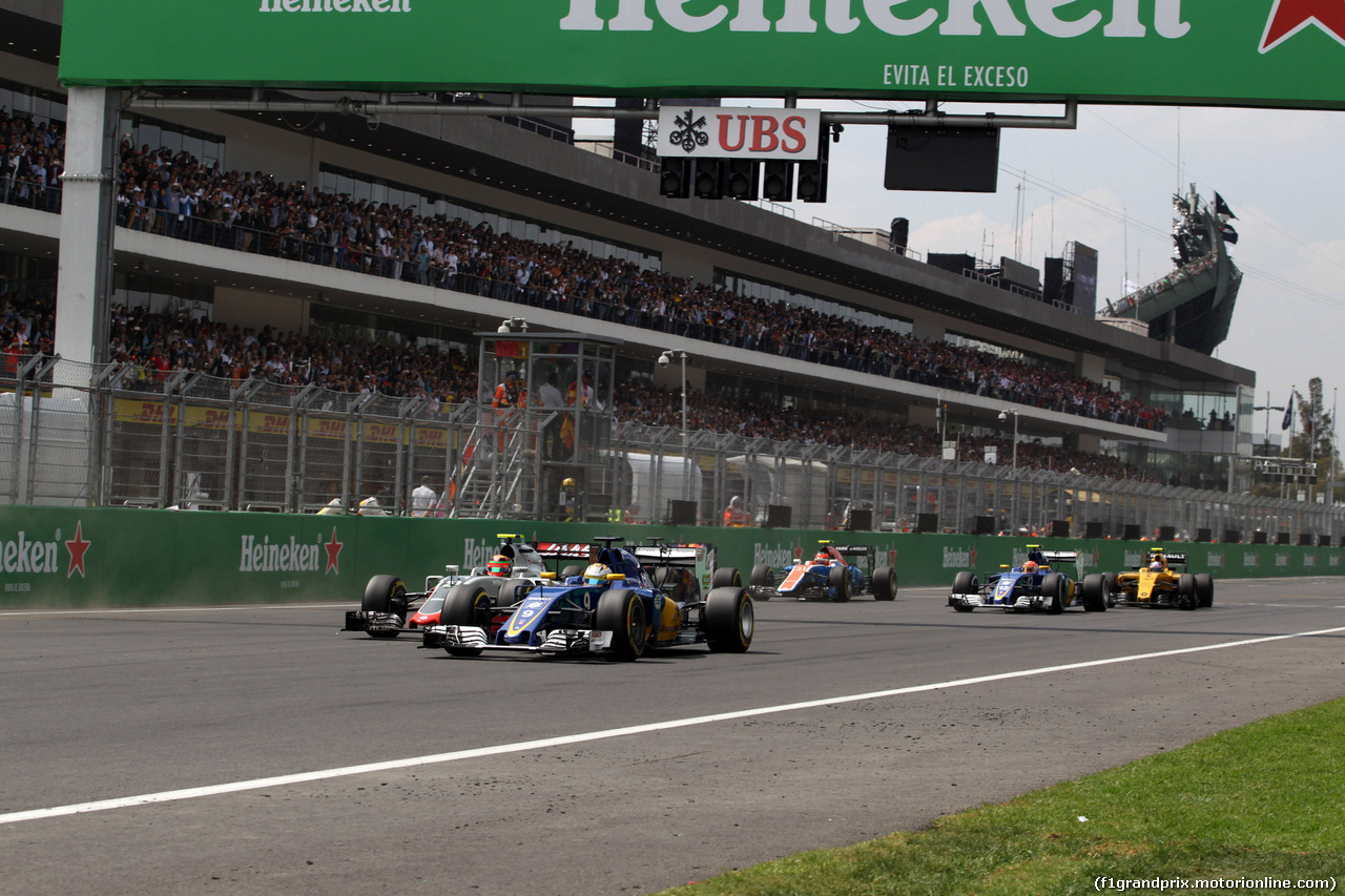 GP MESSICO, 30.10.2016 - Gara, Esteban Gutierrez (MEX) Haas F1 Team VF-16 e Marcus Ericsson (SUE) Sauber C34