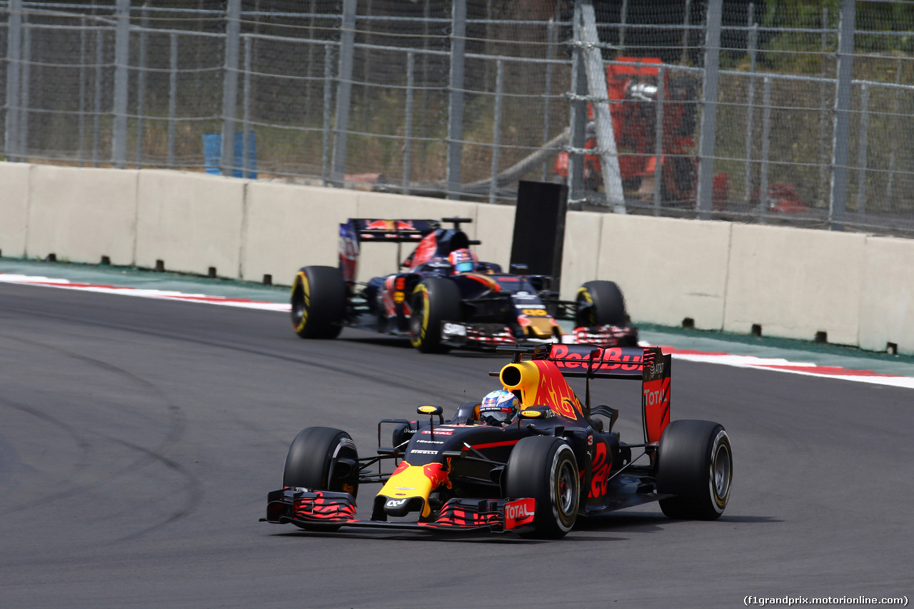 GP MESSICO, 30.10.2016 - Gara, Daniel Ricciardo (AUS) Red Bull Racing RB12 davanti a Daniil Kvyat (RUS) Scuderia Toro Rosso STR11