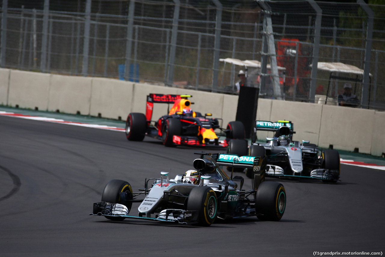 GP MESSICO, 30.10.2016 - Gara, Lewis Hamilton (GBR) Mercedes AMG F1 W07 Hybrid davanti a Nico Rosberg (GER) Mercedes AMG F1 W07 Hybrid