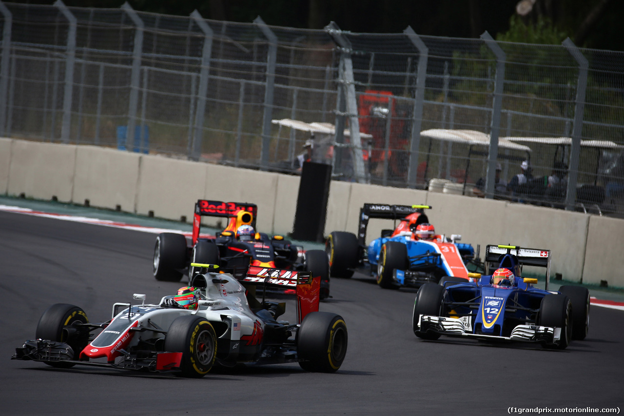 GP MESSICO, 30.10.2016 - Gara, Esteban Gutierrez (MEX) Haas F1 Team VF-16 davanti a Felipe Nasr (BRA) Sauber C34