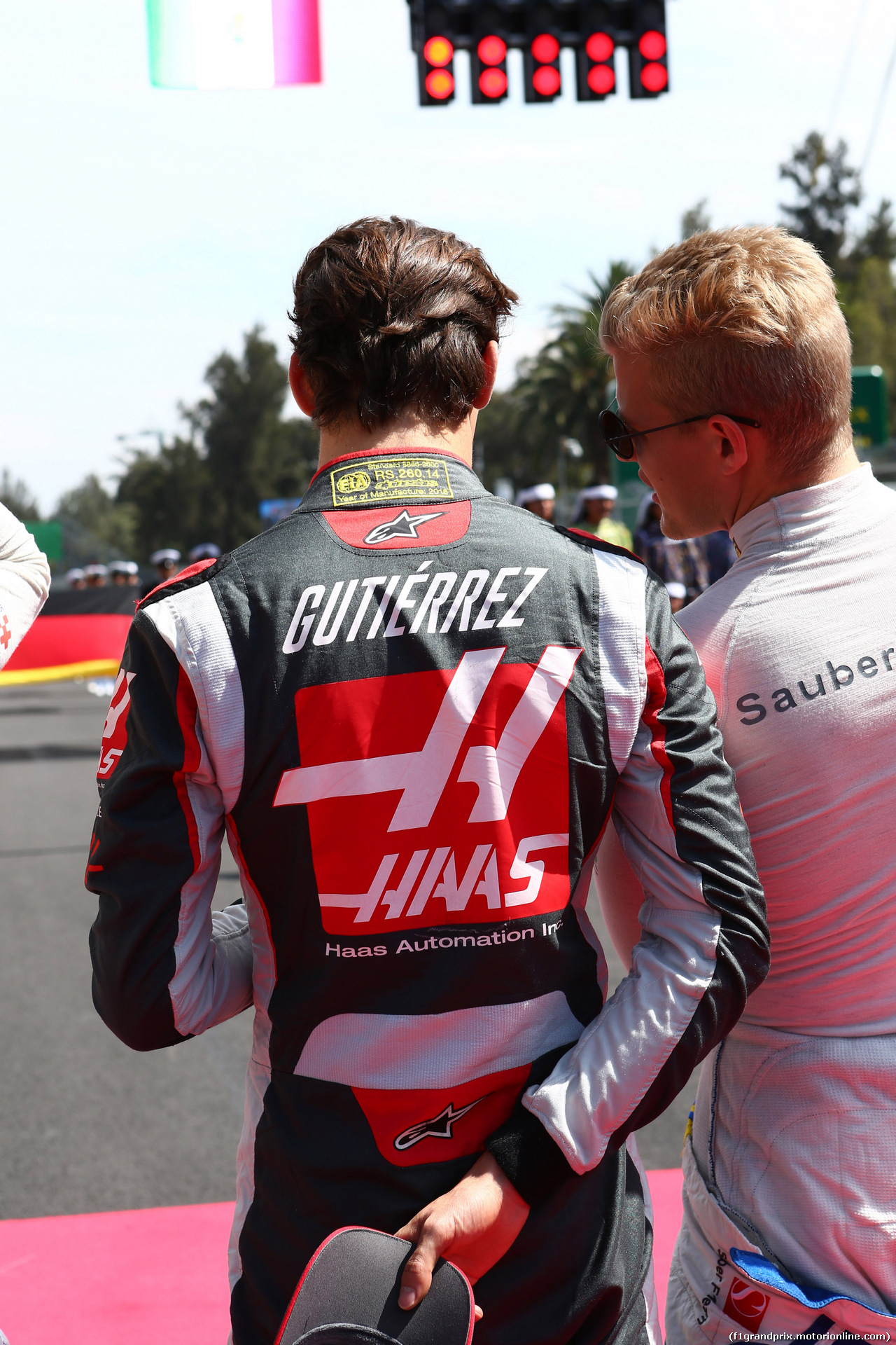 GP MESSICO, 30.10.2016 - Gara, Esteban Gutierrez (MEX) Haas F1 Team VF-16 e Marcus Ericsson (SUE) Sauber C34