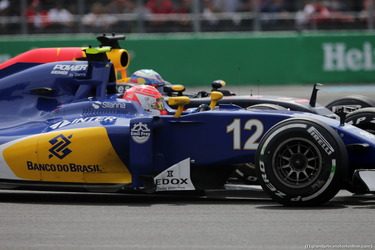 GP MESSICO, 30.10.2016 - Gara, Felipe Nasr (BRA) Sauber C34 e Daniel Ricciardo (AUS) Red Bull Racing RB12