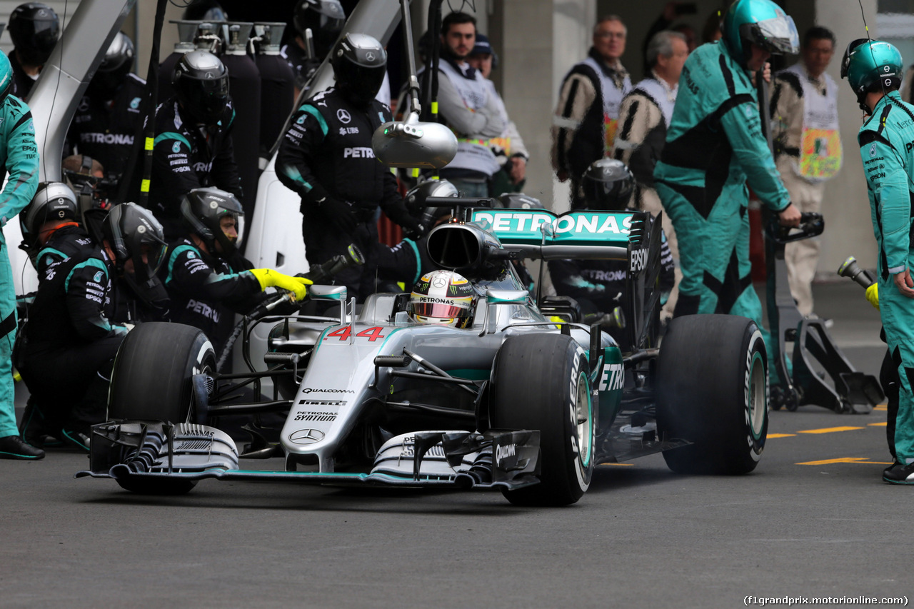 GP MESSICO, 30.10.2016 - Gara, Pit stop, Lewis Hamilton (GBR) Mercedes AMG F1 W07 Hybrid